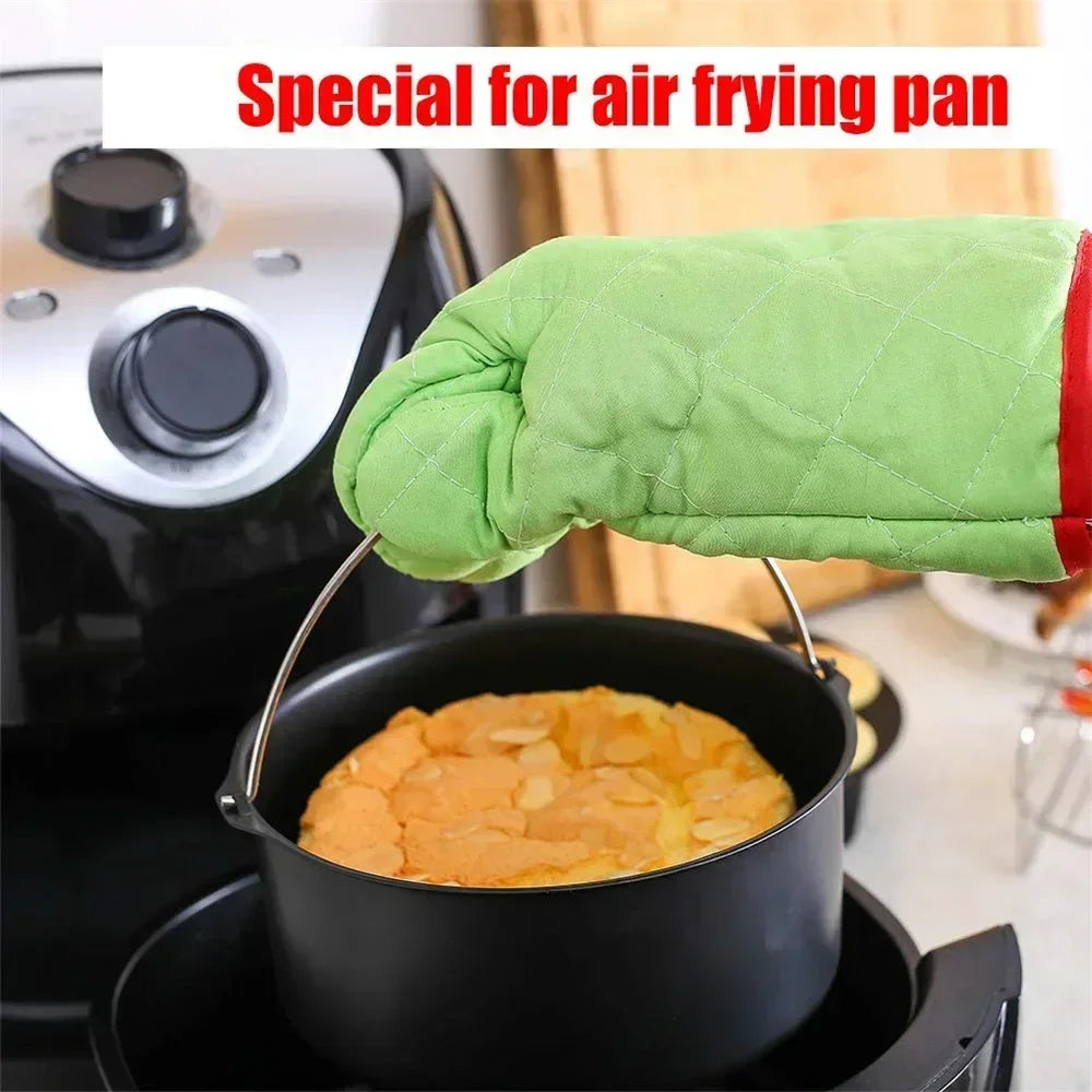 Round cake and baking mold